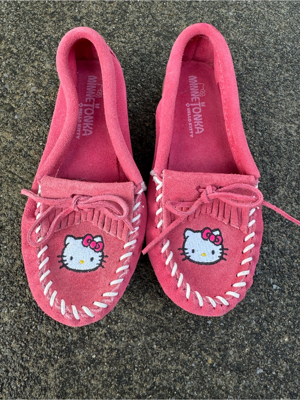 Minnetonka Girls 13 Pink Hello Kitty Suede Moccasins Girlhoodcore